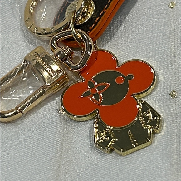 V KEY CHAIN - Picture 3 of 6